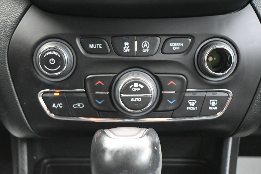 Used 2022 Jeep Cherokee Latitude Lux FWD image 21