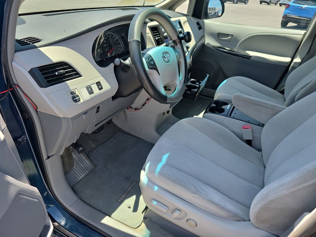 Used 2012 Toyota Sienna LE FWD image 11