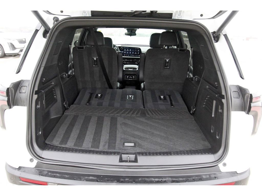 Used 2025 Chevrolet Traverse LT image 28