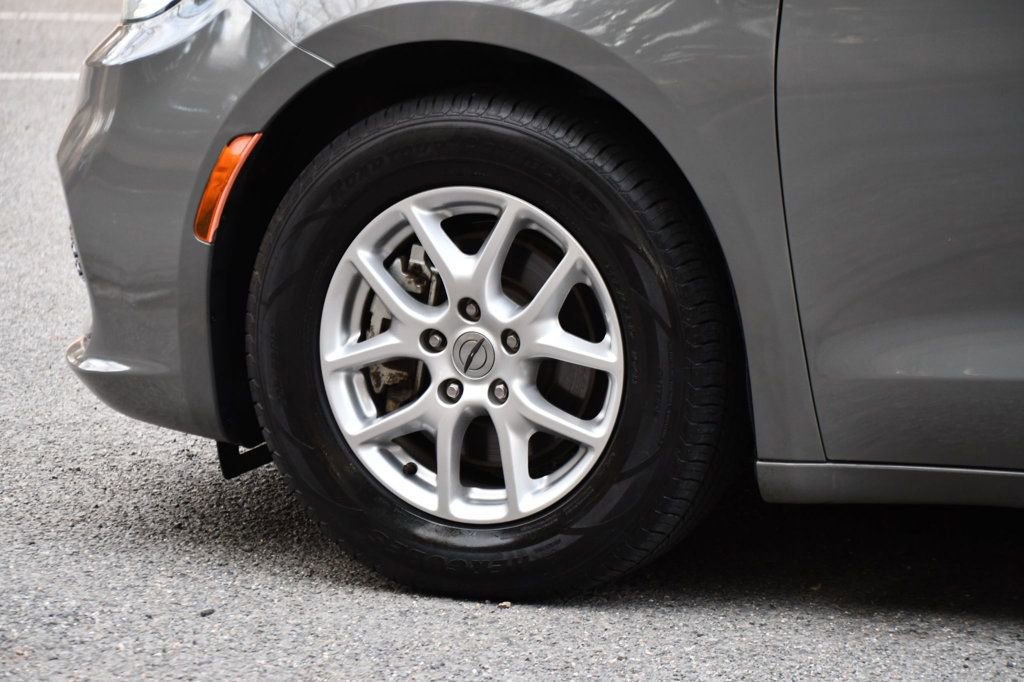 Used 2022 Chrysler Pacifica Touring-L image 14