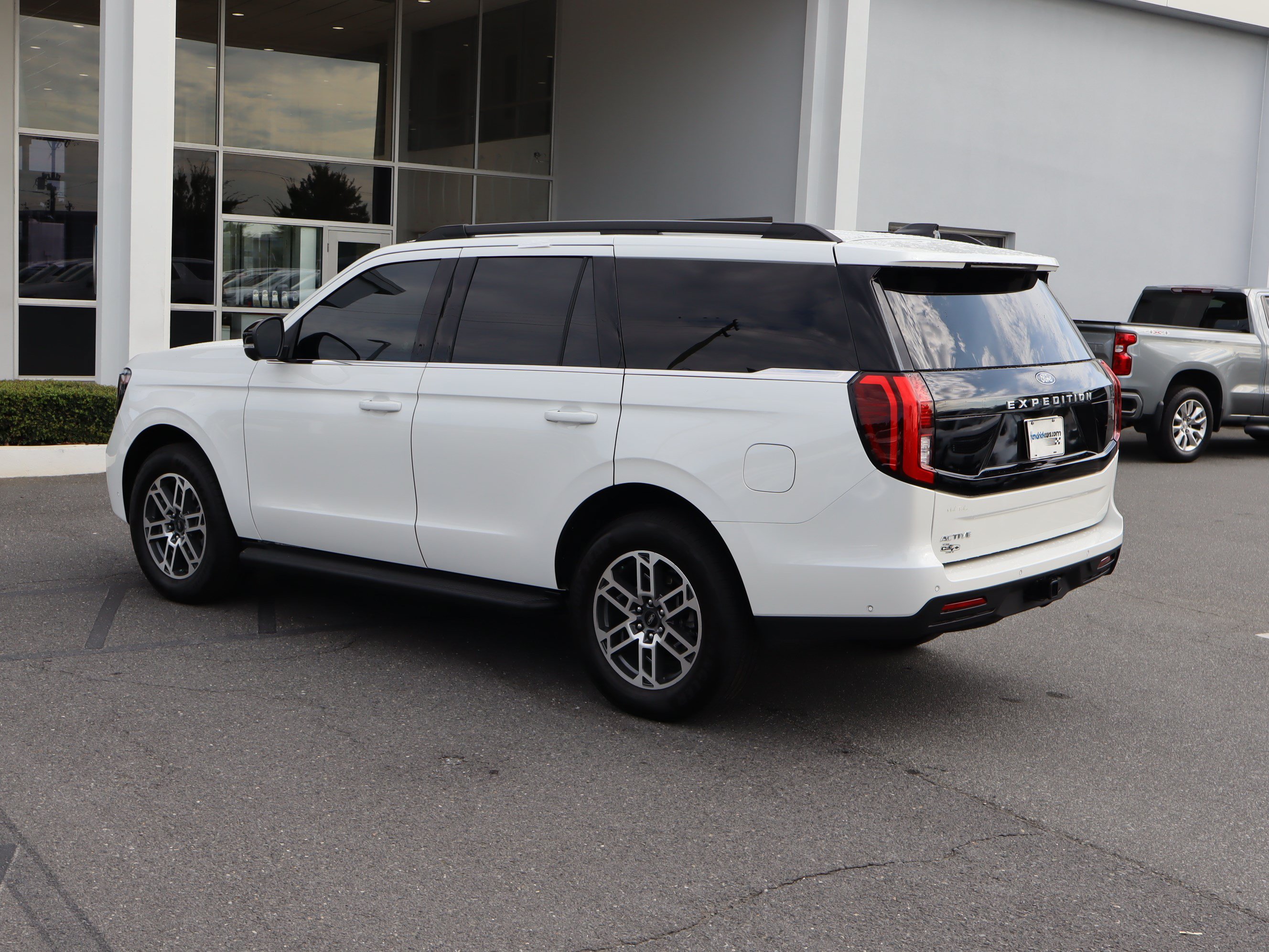 Used 2025 Ford Expedition Active RWD image 8