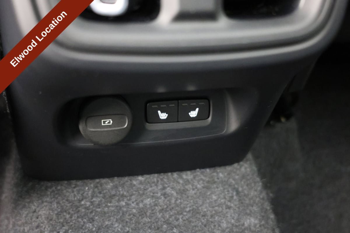 Used 2025 Volvo XC40 B5 Core AWD/4WD image 32