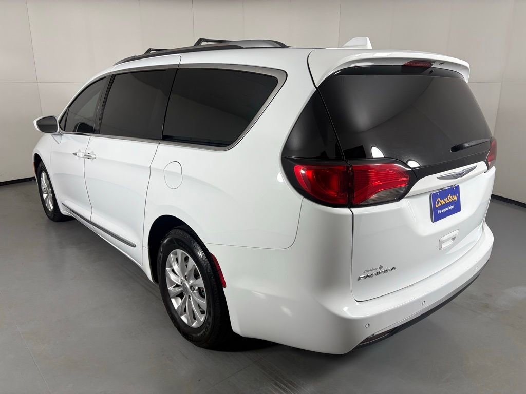 Used 2019 Chrysler Pacifica Touring-L image 6