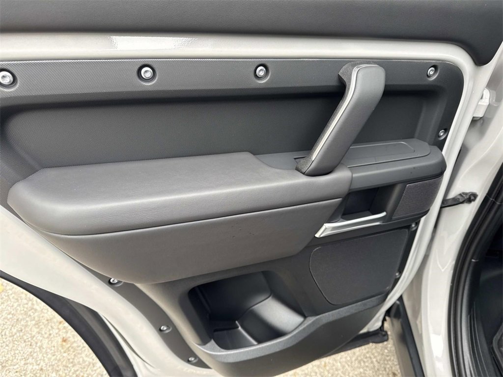 New 2026 Land Rover Defender 110 X-Dynamic SE image 12