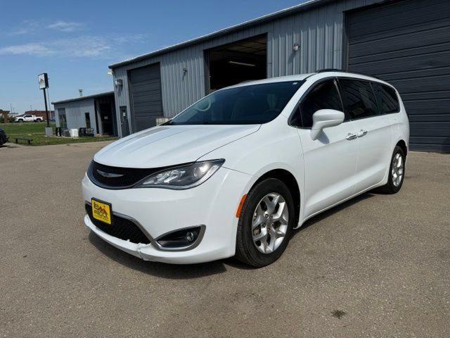 Used 2018 Chrysler Pacifica Touring Plus w/ Tire & Wheel Group FWD image 2