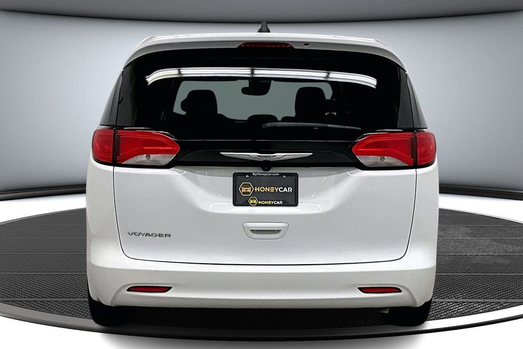 Used 2023 Chrysler Voyager LX image 5