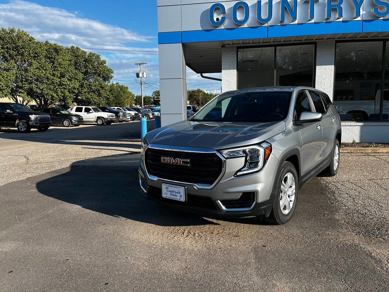 Used 2024 GMC Terrain SLE image 1