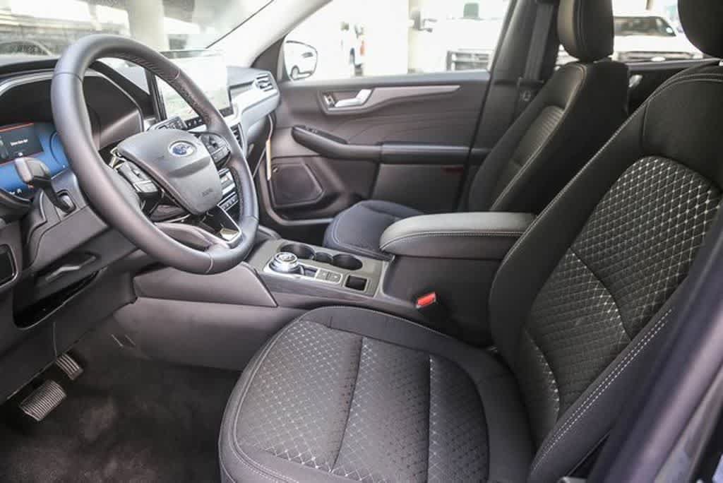 New 2024 Ford Escape Active w/ Tech Pack #2 FWD image 17