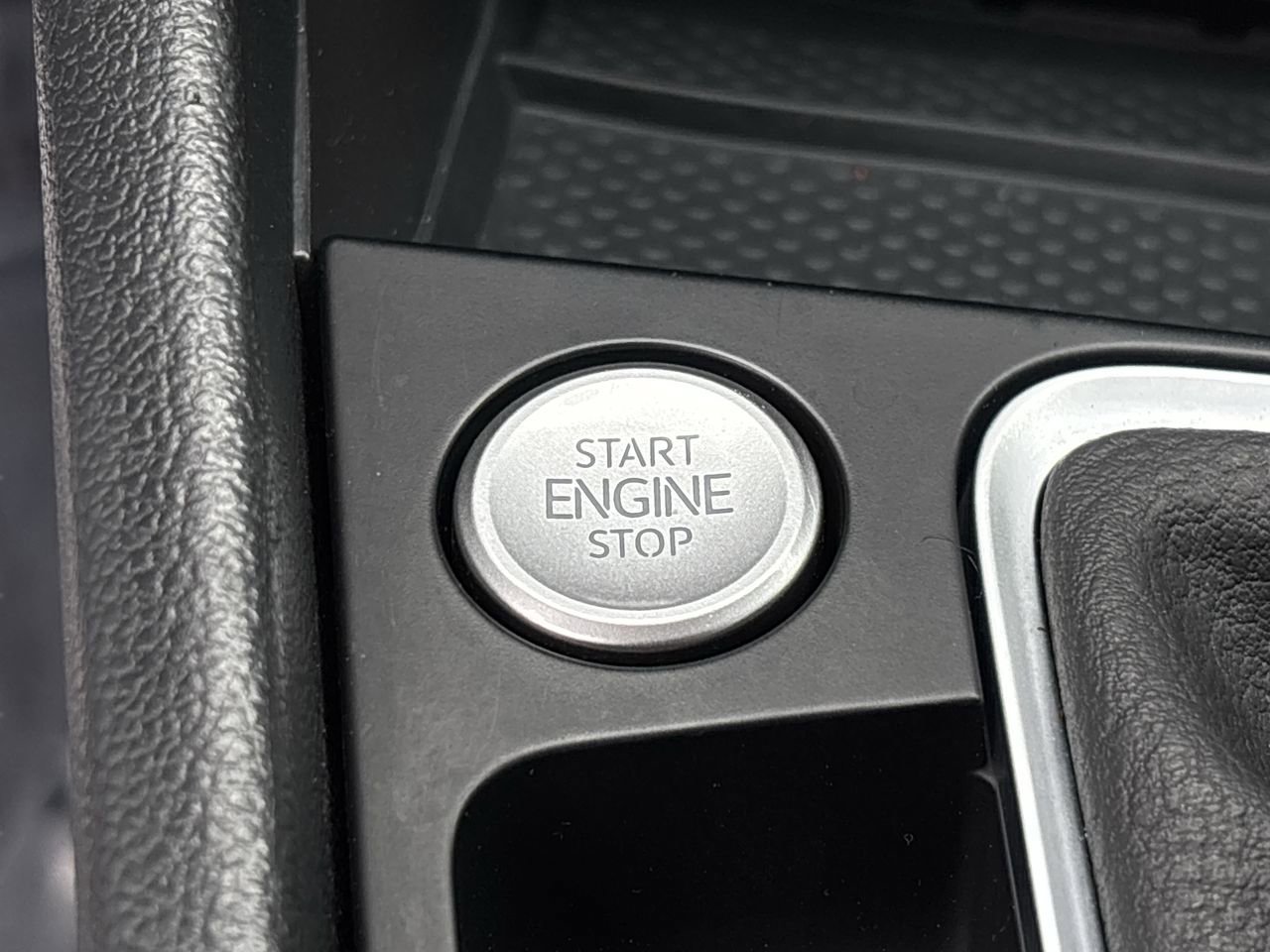 Used 2025 Volkswagen Jetta SE FWD image 27