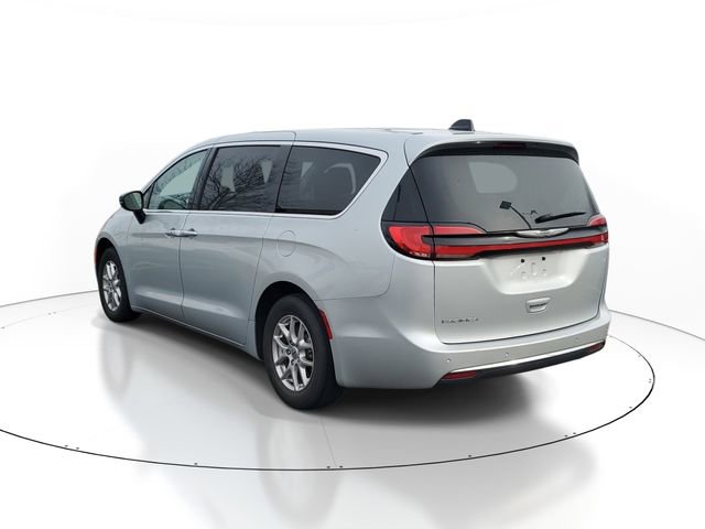 Used 2024 Chrysler Pacifica Touring-L image 4