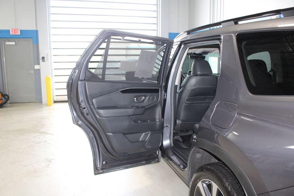 Used 2025 Honda Pilot Touring image 17