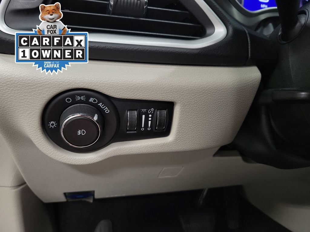 Used 2023 Chrysler Pacifica Touring-L FWD image 29