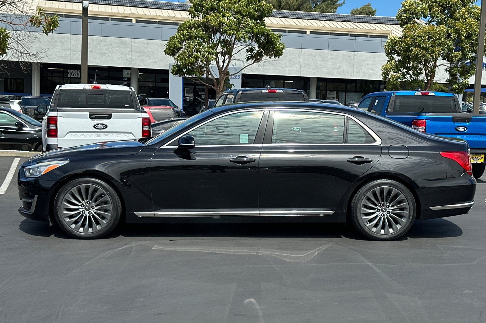 Used 2019 Genesis G90 3.3T Premium RWD image 9