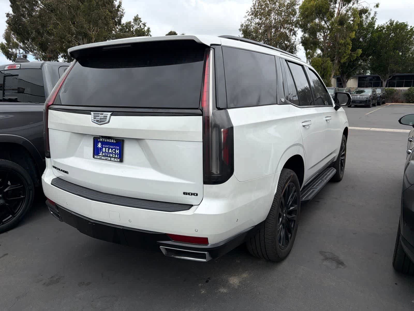 Used 2022 Cadillac Escalade Premium Luxury RWD image 3