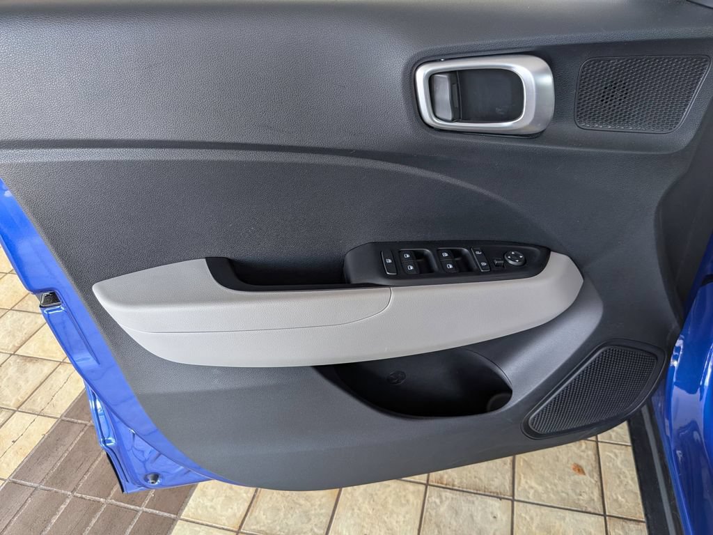 Used 2025 Hyundai Venue SEL FWD image 14