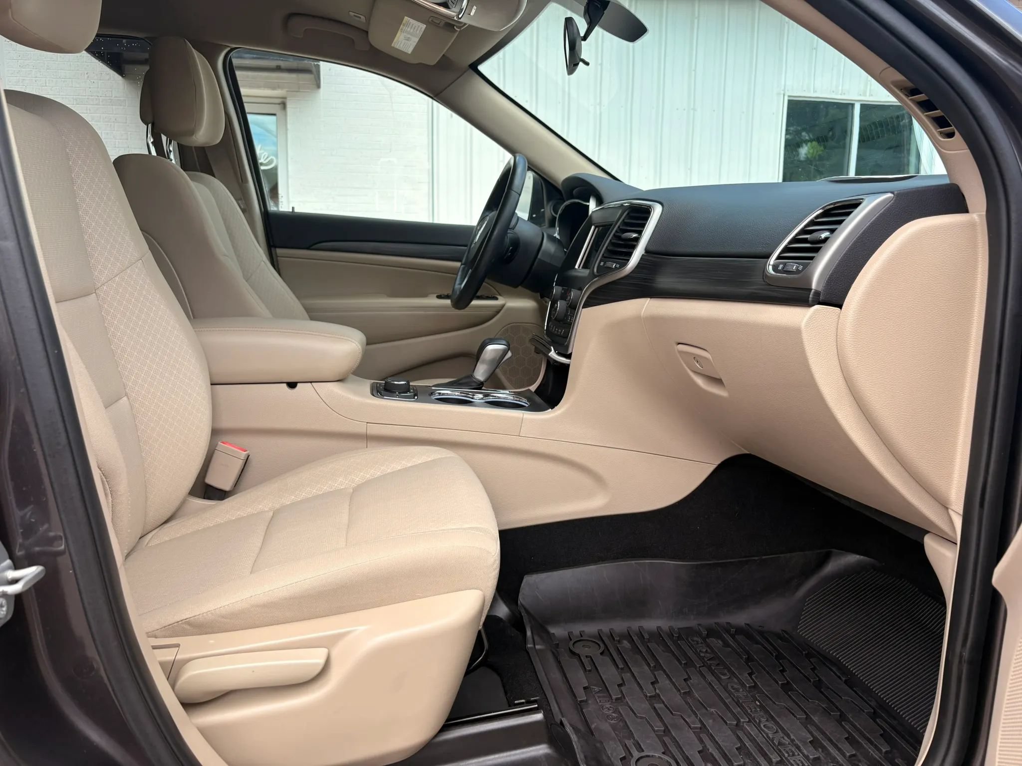 Used 2019 Jeep Grand Cherokee Laredo AWD/4WD image 12