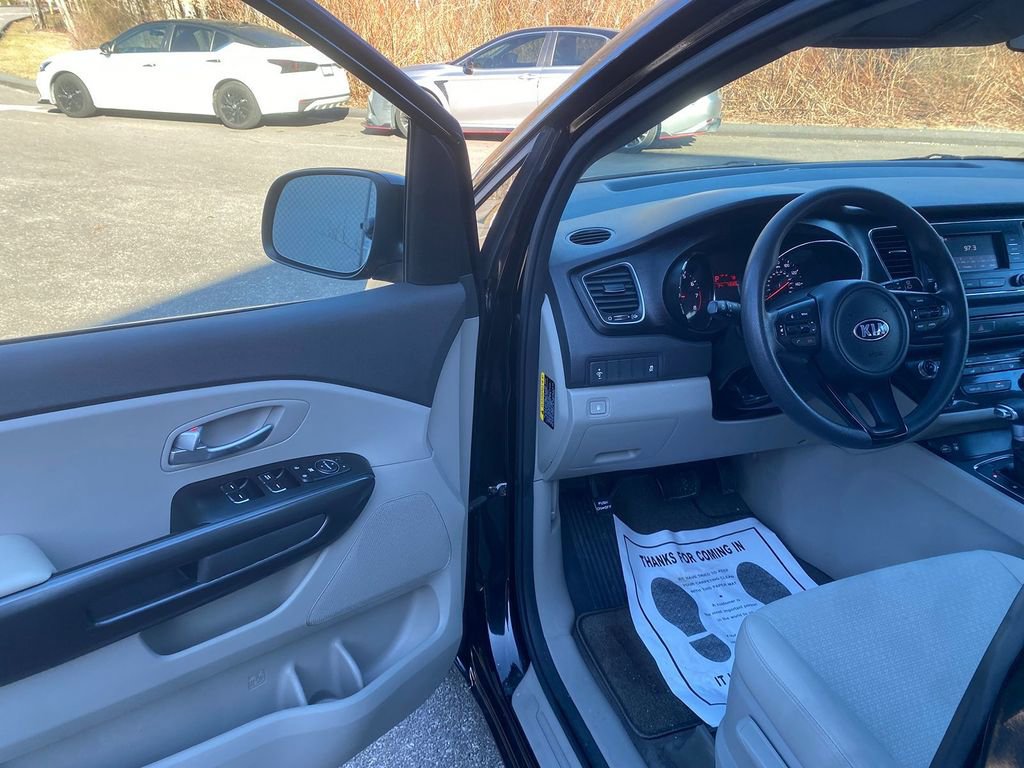 Used 2018 Kia Sedona L image 10