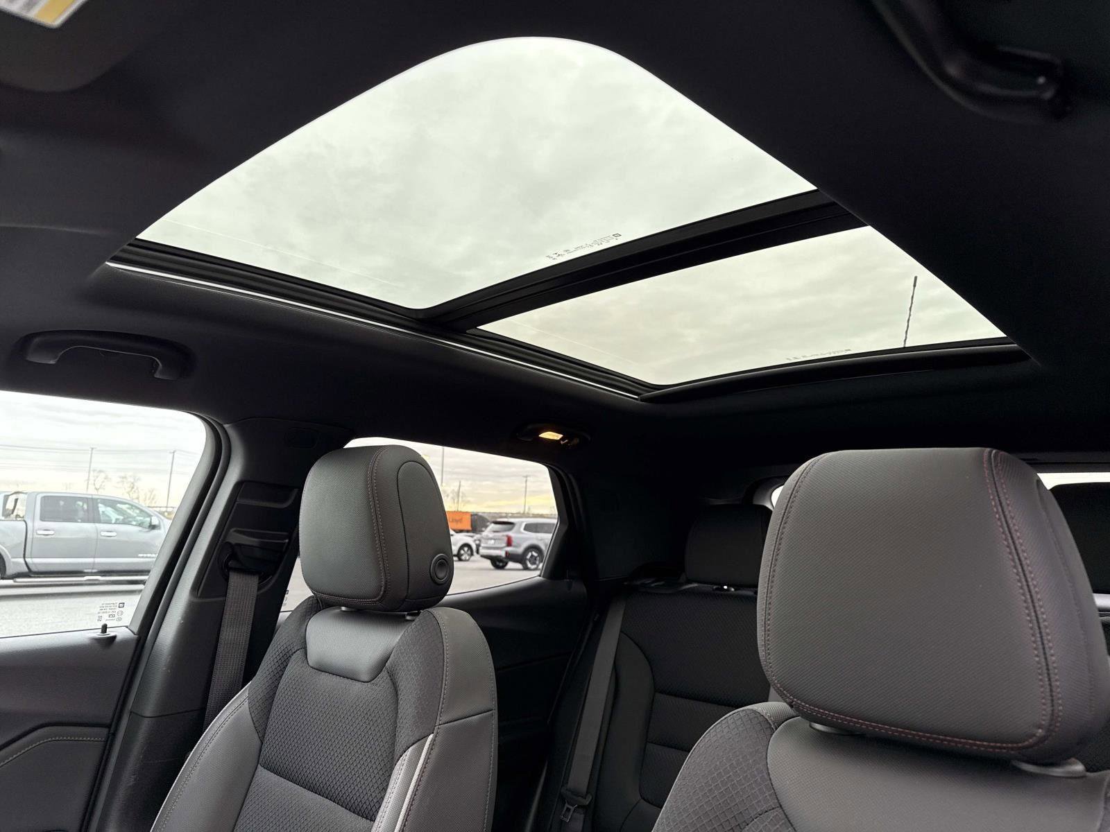 Used 2023 Chevrolet TrailBlazer RS w/ Sun and Liftgate Package image 3