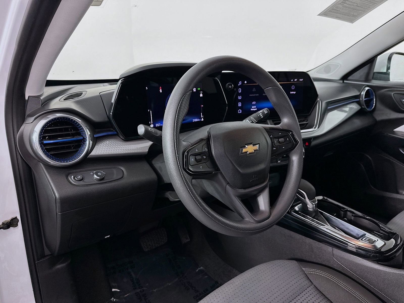 Used 2025 Chevrolet Trax LT FWD image 10