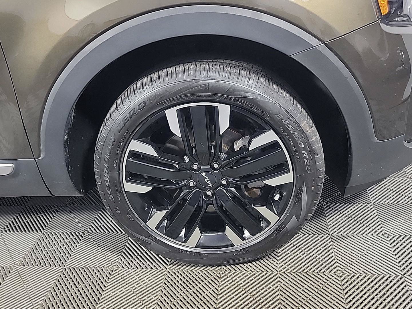 Certified 2024 Kia Telluride SX w/ Towing Package FWD image 3