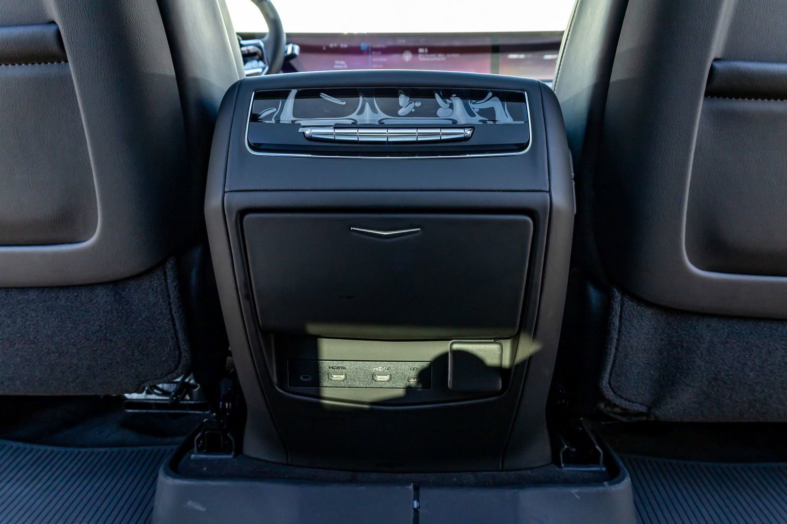 Used 2026 Cadillac Escalade Platinum Sport w/ LPO, Floor Liner Package AWD/4WD image 29