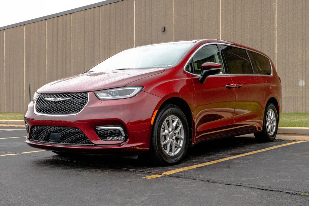 Used 2023 Chrysler Pacifica Touring-L FWD image 4