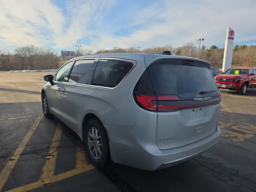 Used 2024 Chrysler Pacifica Touring-L image 6