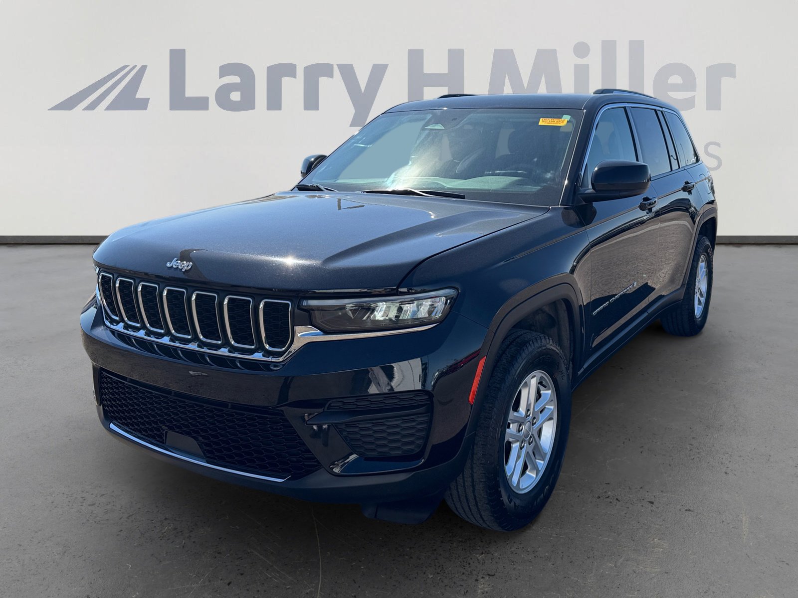Used 2023 Jeep Grand Cherokee Laredo image 1