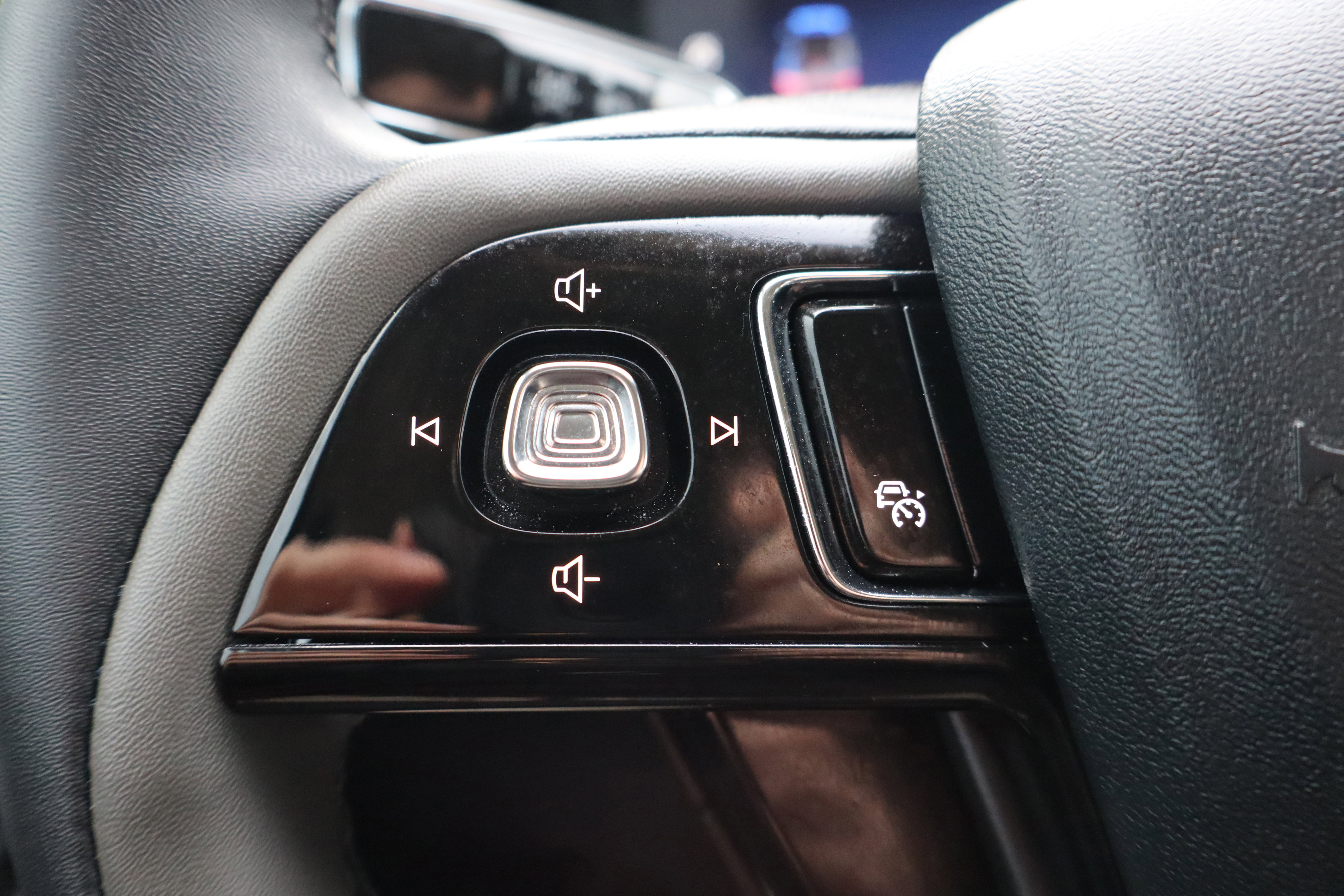 Used 2024 Lincoln Corsair Premiere w/ Rear Removable Package Tray image 16