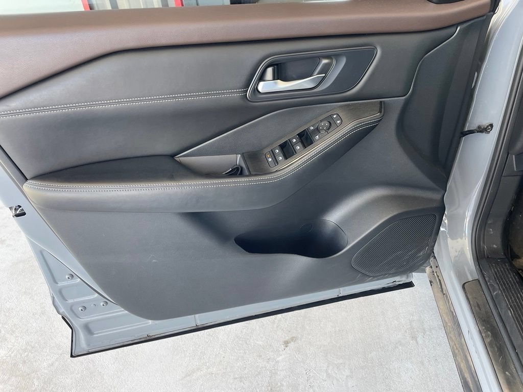 Used 2023 Nissan Rogue SV w/ SV Premium B Package FWD image 9