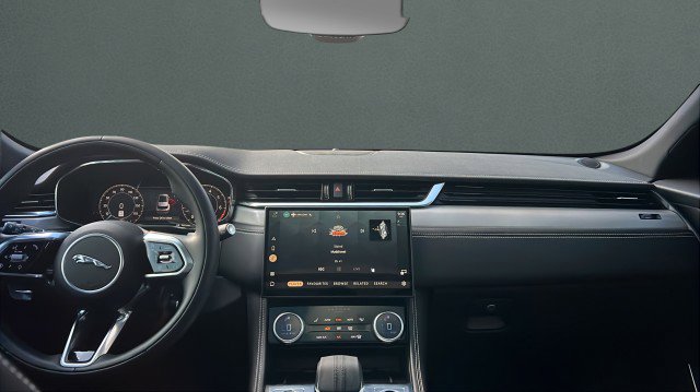 Used 2025 Jaguar F-PACE R-Dynamic S image 9