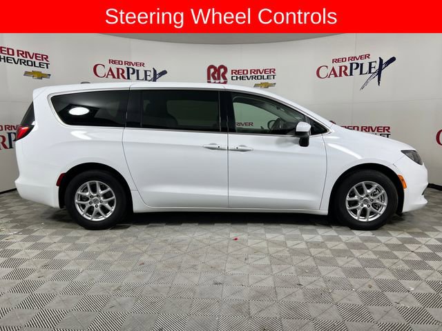 Used 2023 Chrysler Voyager LX image 10