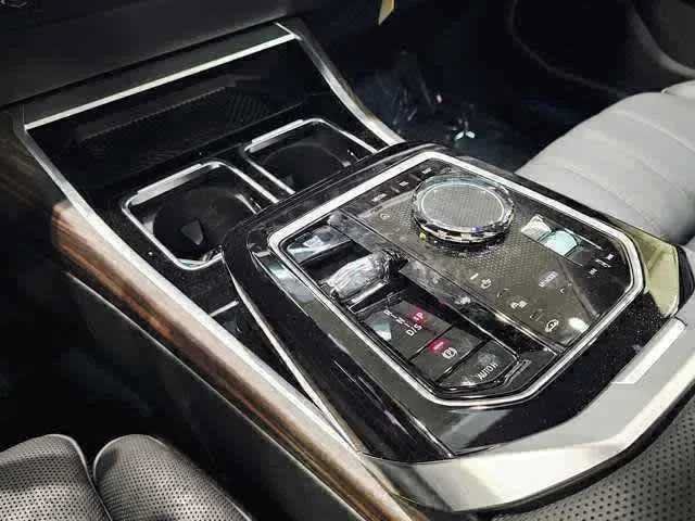 Certified 2025 BMW 750e xDrive w/ Executive Package AWD/4WD image 17