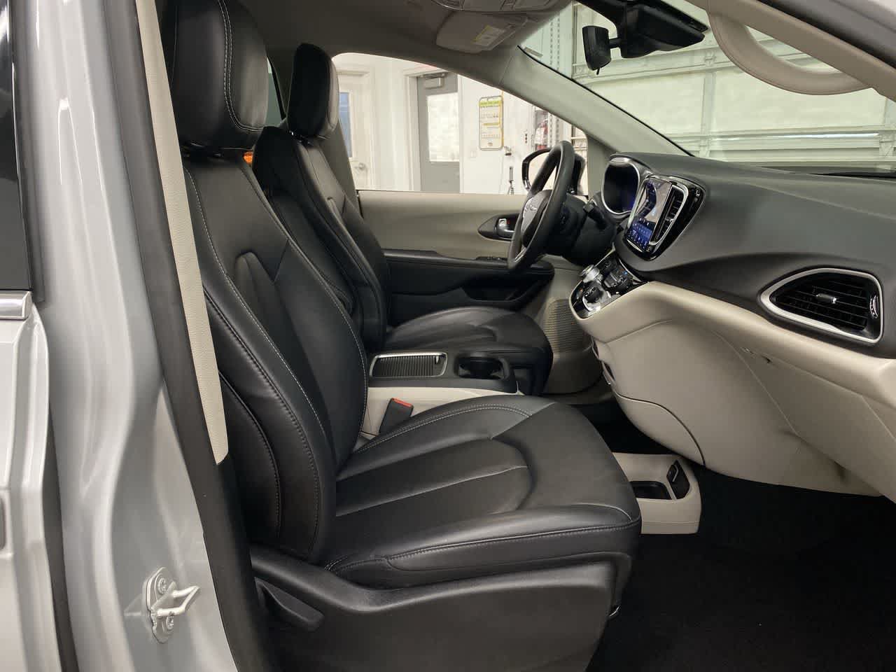 Used 2024 Chrysler Pacifica Touring-L FWD image 18