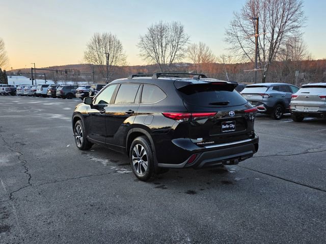 Used 2023 Toyota Highlander XLE image 6