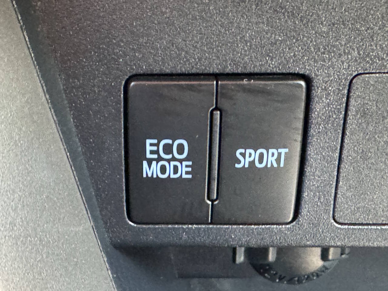 Used 2018 Toyota RAV4 LE AWD/4WD image 55