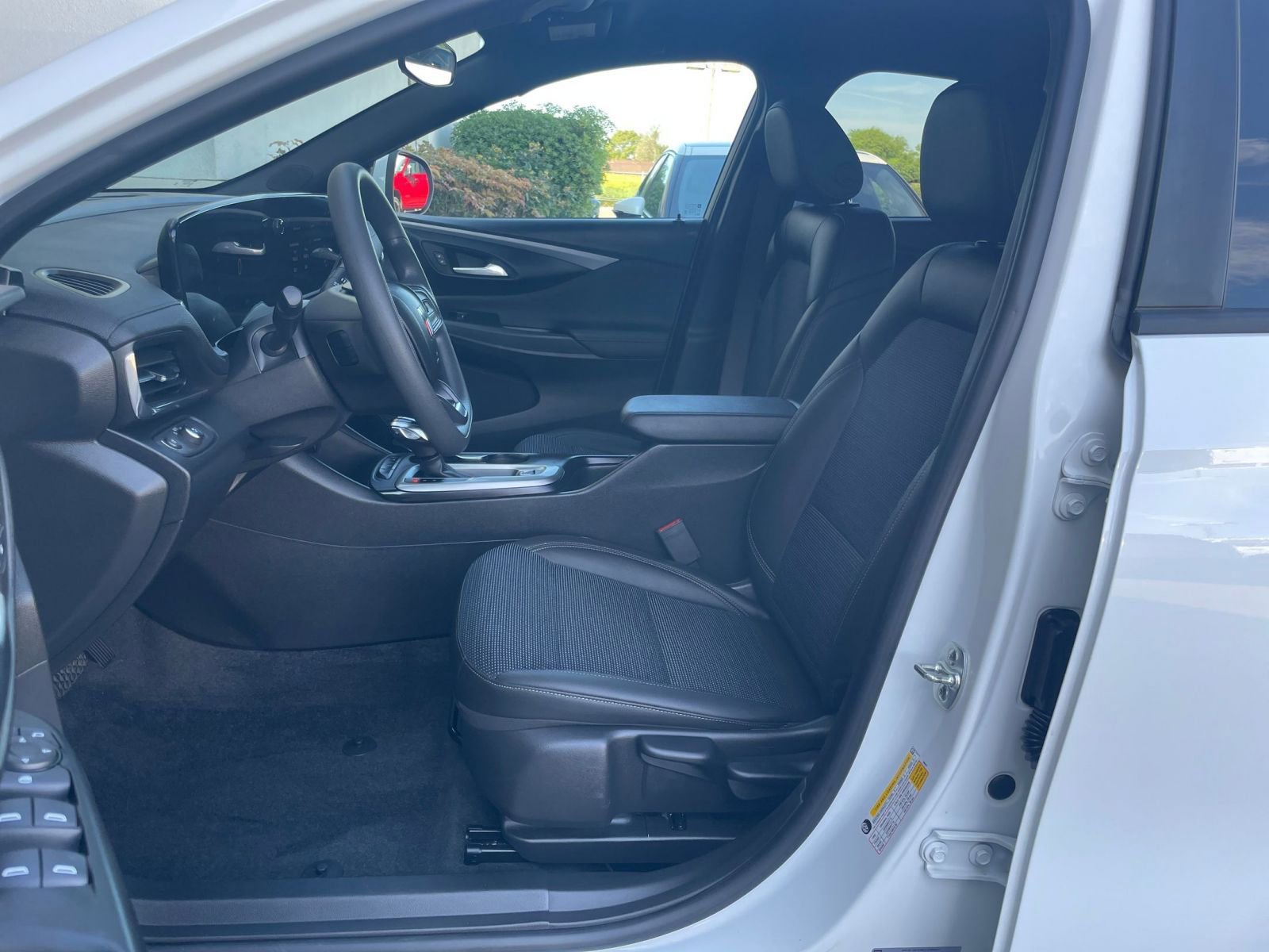 Used 2025 Buick Envista Preferred image 37