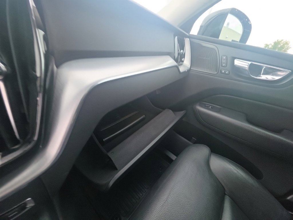 Used 2019 Volvo XC60 T5 Momentum w/ Multimedia Package AWD/4WD image 23