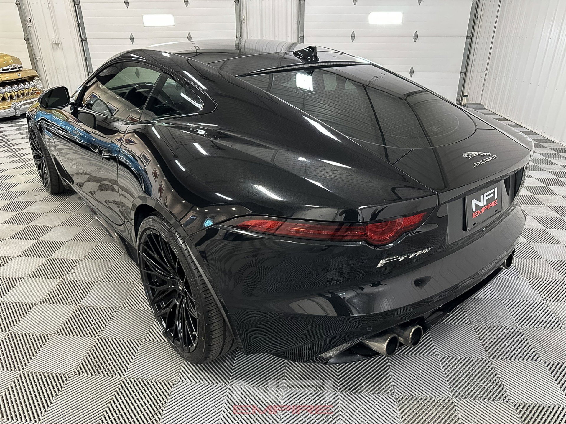 Used 2018 Jaguar F-TYPE R image 10