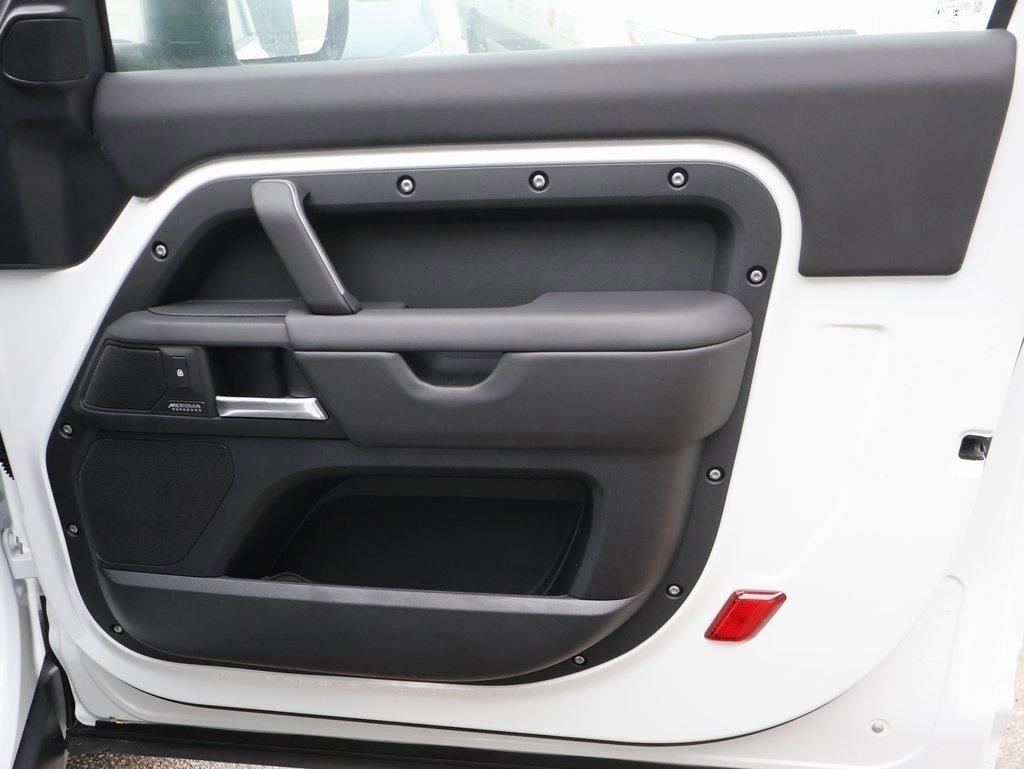 New 2025 Land Rover Defender 90 X-Dynamic SE image 16