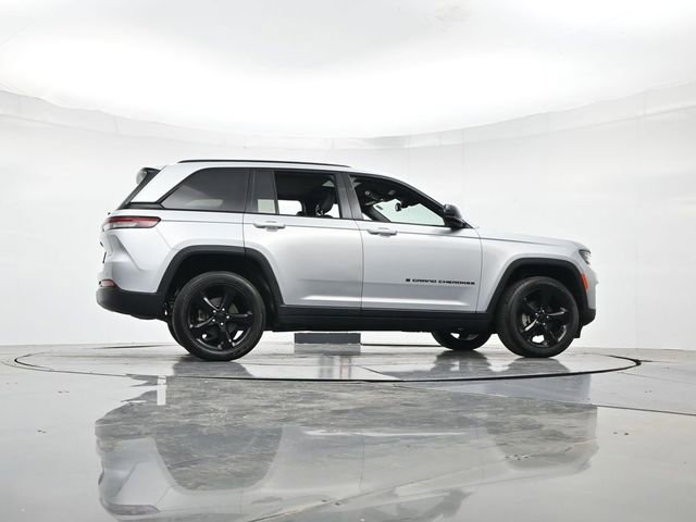 Used 2024 Jeep Grand Cherokee Altitude image 30