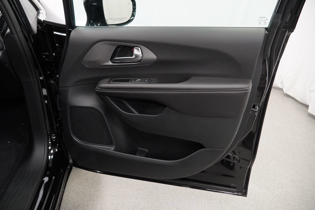 New 2027 Chrysler Pacifica Select FWD image 30
