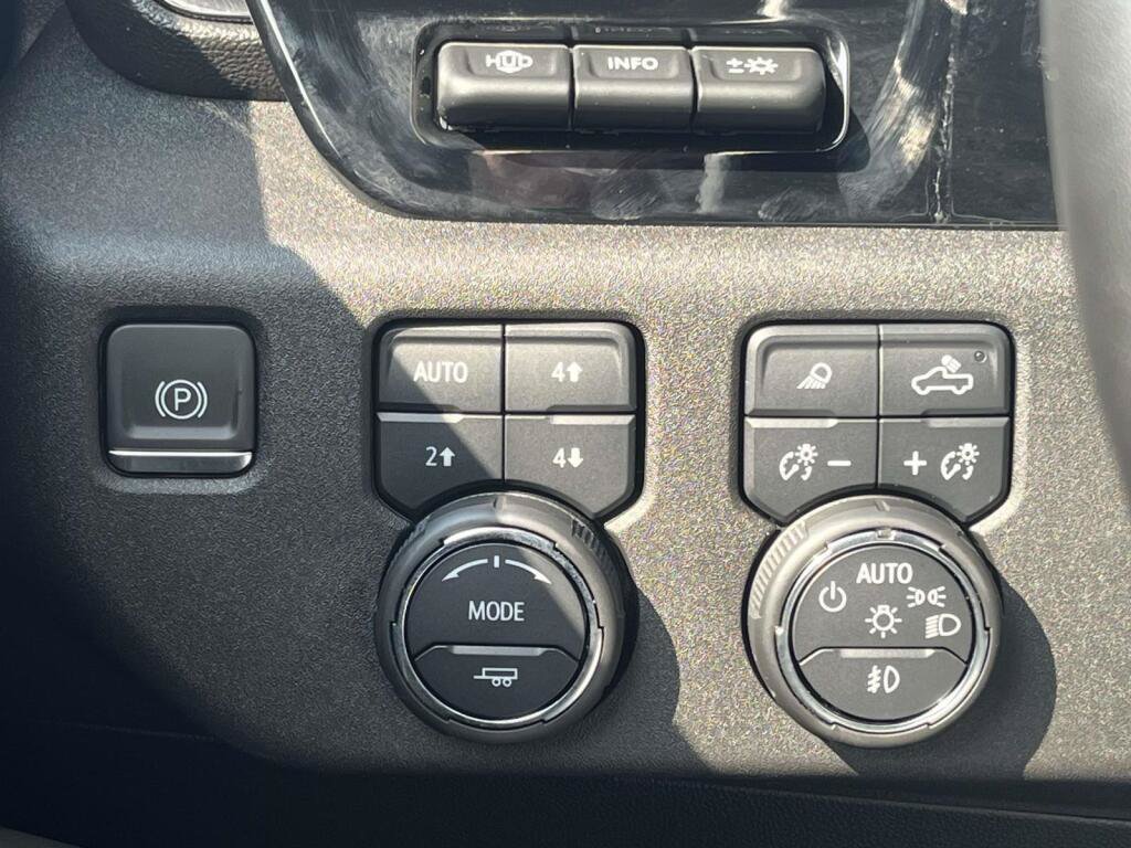 Used 2024 Chevrolet Silverado 2500 ZR2 w/ Technology Package AWD/4WD image 29
