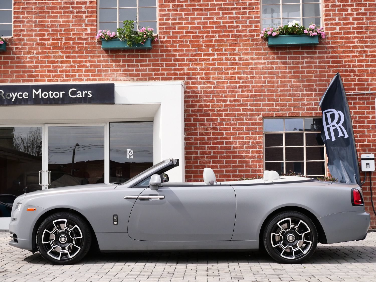 Used 2019 Rolls-Royce Dawn RWD image 3