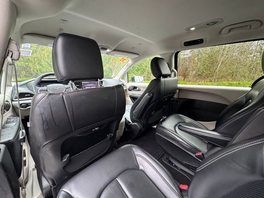Used 2023 Chrysler Pacifica Touring-L image 10