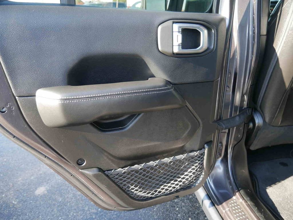 Used 2018 Jeep Wrangler Unlimited Sahara image 14