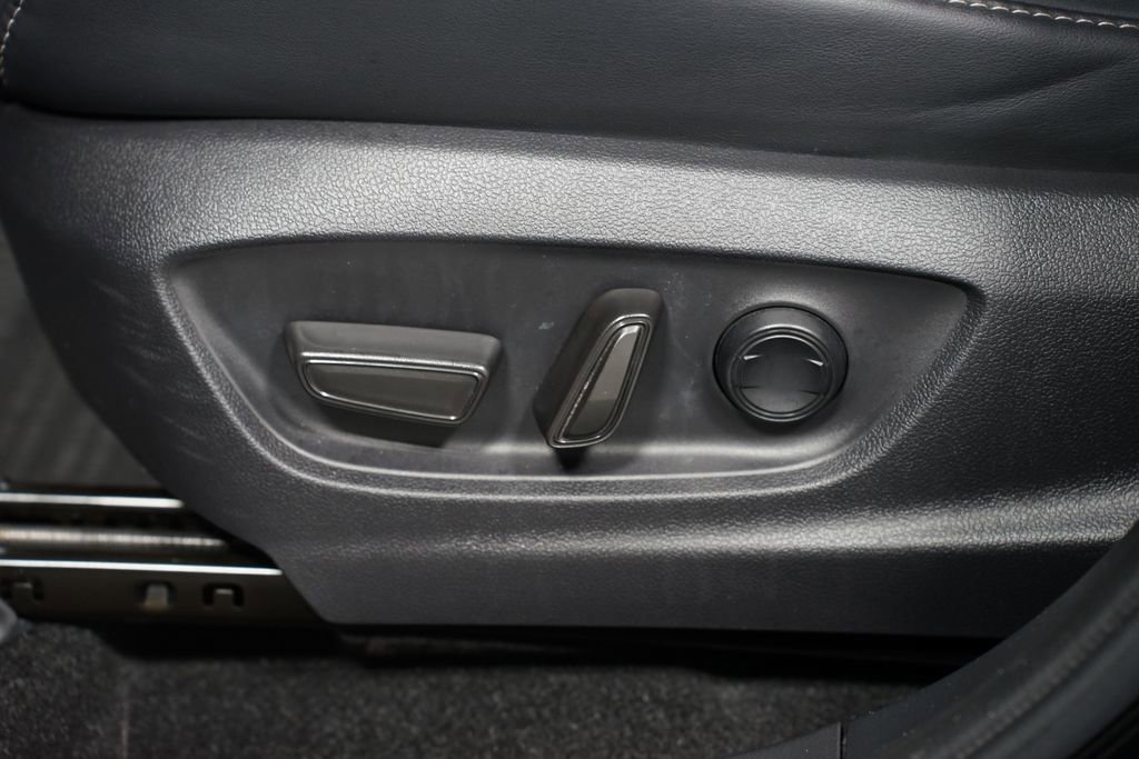 Certified 2025 Toyota Crown Signia image 33