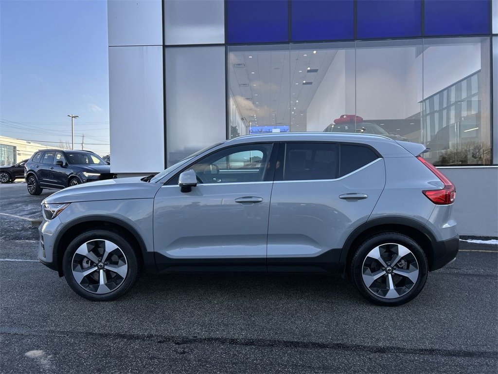 Used 2024 Volvo XC40 B5 Plus image 5
