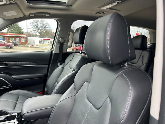 Used 2024 Kia Telluride EX w/ EX Captain's Chair Package image 12