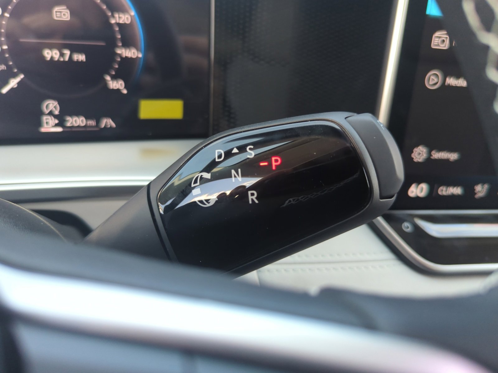 New 2025 Volkswagen Tiguan SE image 15